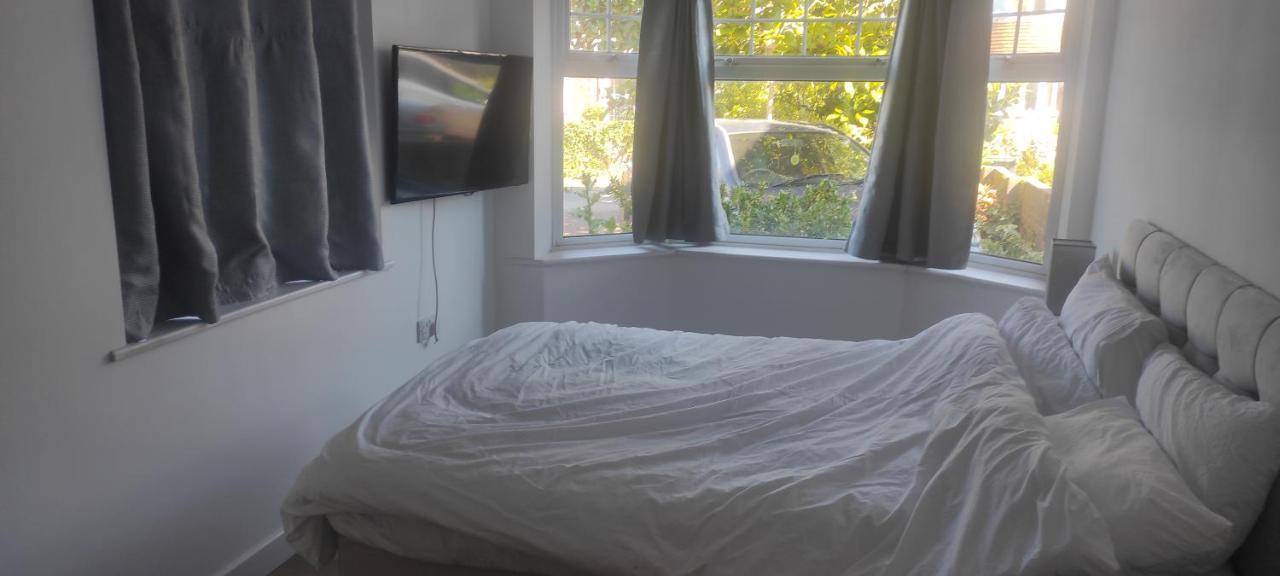 Adorable One-Bedroom Flat With Patio Garden. Southwick  Exterior foto